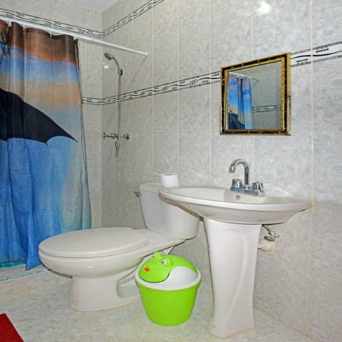 Triple Room, Non Smoking | Bathroom | Shower, free toiletries, hair dryer, towels