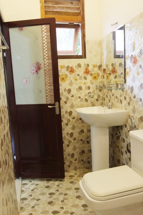 Grand Apartment, 1 King Bed, Kitchen, Garden View | Bathroom | Shower, rainfall showerhead, free toiletries, hair dryer