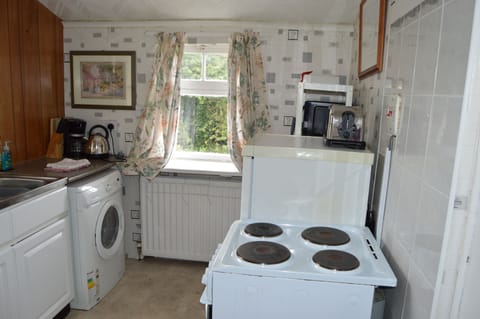 Kitchen with oven and hob, washing machine/dryer, fridge/freezer, microwave,
