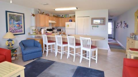 Kitchen and laundry
Kurig and regular coffee pot provided