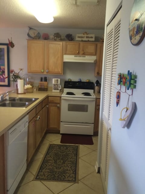 Kitchen
Kurig and regular coffee pot provided