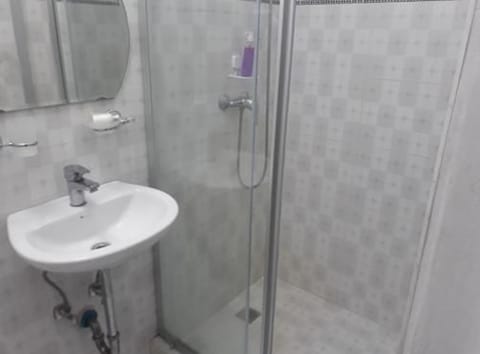 Deluxe Triple Room | Bathroom shower