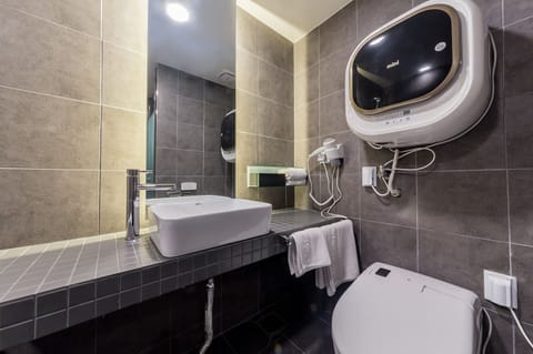 Super Deluxe Double Room - Breakfast for 2 Included (Not on Sundays)/Free Screen Golf | Bathroom sink