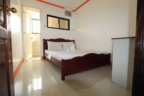 Basic Double Room, 1 Double Bed, Shared Bathroom | Desk, soundproofing, rollaway beds, bed sheets