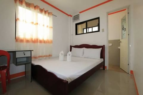 Basic Double Room, 1 Double Bed, Shared Bathroom | Desk, soundproofing, rollaway beds, bed sheets