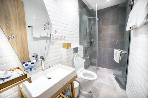 Deluxe Double Room | Bathroom | Shower, rainfall showerhead, free toiletries, hair dryer