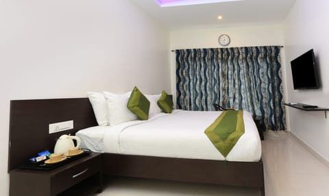 Deluxe Double Room, 1 Queen Bed, Non Smoking | Desk, iron/ironing board, free WiFi, bed sheets