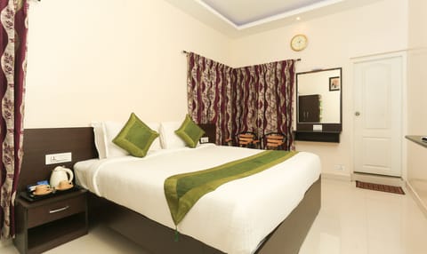 Standard Double Room, 1 Queen Bed, Non Smoking | Desk, iron/ironing board, free WiFi, bed sheets