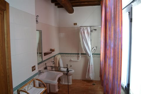 Apartment (Archi) | Bathroom | Shower, hair dryer, bidet, towels