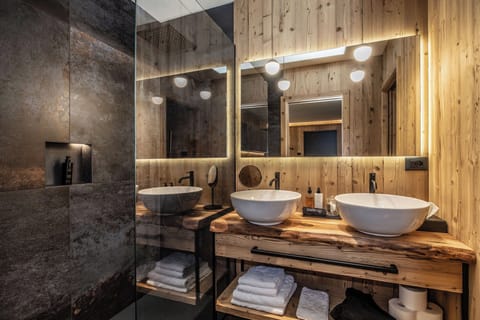 Chalet | Bathroom | Free toiletries, hair dryer, bathrobes, slippers