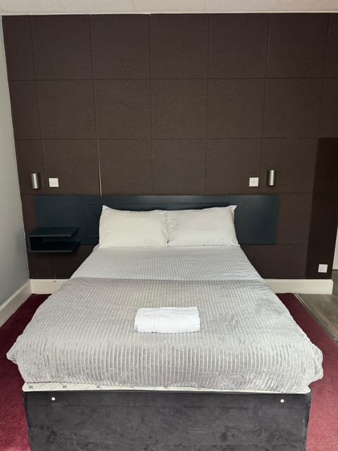 Standard Double Room, Ensuite | Laptop workspace, free WiFi