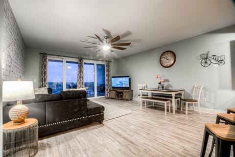 Condo, 3 Bedrooms, Balcony, Lake View (534) | Living area | 40-inch TV with cable channels
