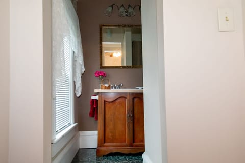 Room, 1 Queen Bed, Non Smoking (Vintage Rose) | Bathroom sink