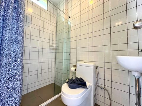 Standard Double Room | Bathroom | Shower, free toiletries, towels