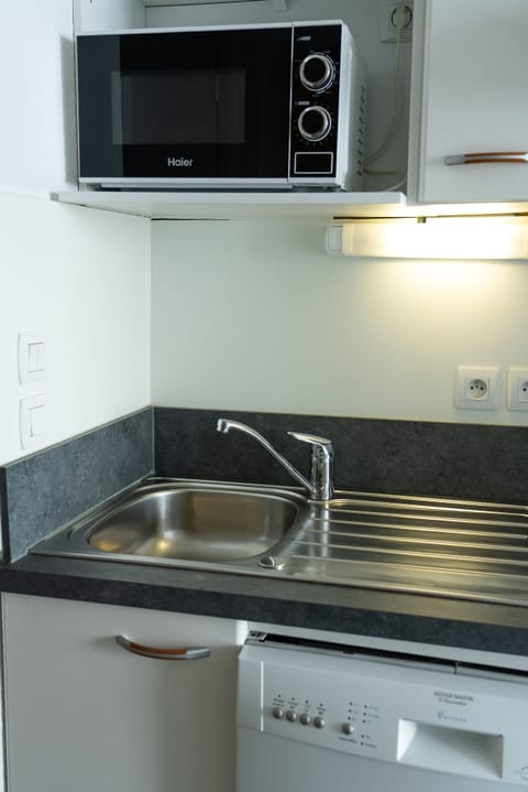 Apartment, 1 Bedroom | Private kitchen | Full-size fridge, microwave, oven, stovetop