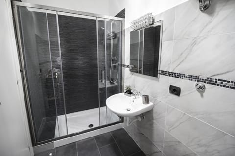 Deluxe Double Room | Bathroom | Shower, rainfall showerhead, free toiletries, hair dryer