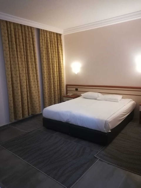 Economy Room | 1 bedroom, premium bedding, in-room safe, laptop workspace