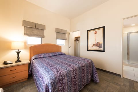 Junior Suite, 1 Queen Bed | Iron/ironing board, rollaway beds, free WiFi, bed sheets