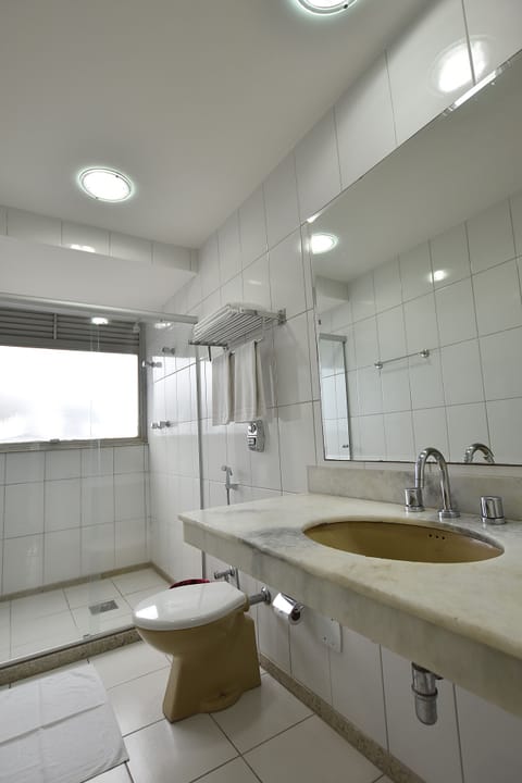 Traditional Room | Bathroom | Shower, free toiletries, towels