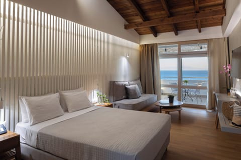 Junior Suite, Sea View | Hypo-allergenic bedding, in-room safe, free WiFi, bed sheets