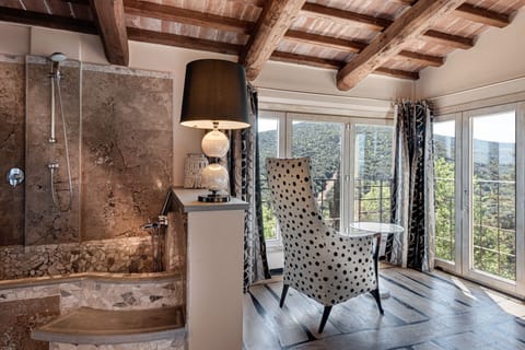 Deluxe Suite, 1 King Bed, Partial Sea View | Premium bedding, down comforters, pillowtop beds, minibar