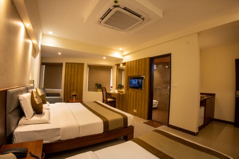 Deluxe Rooms | 1 bedroom, Egyptian cotton sheets, premium bedding, desk