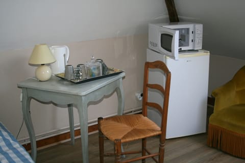 Superior Suite, Private Bathroom, Garden View (Suite des Pres) | Private kitchen | Fridge, microwave, electric kettle, cookware/dishes/utensils