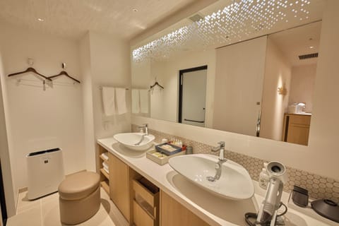Junior Suite Room, Non Smoking | Bathroom | Combined shower/tub, free toiletries, hair dryer, slippers