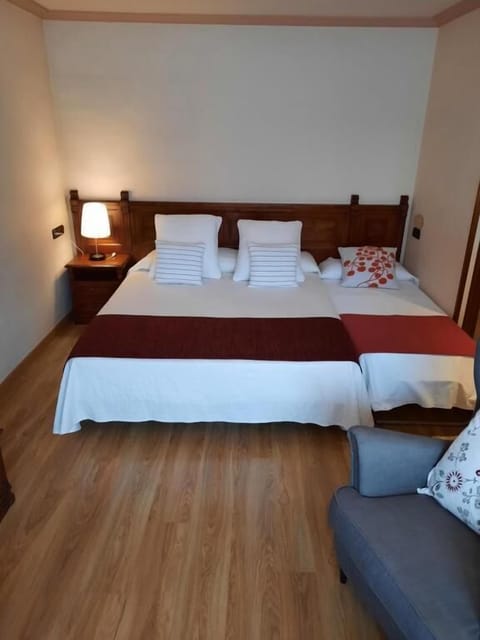 Triple Room | Blackout drapes, free WiFi, bed sheets