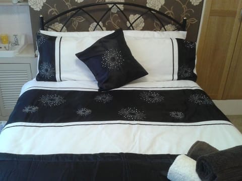 Standard Double Room | Iron/ironing board, free WiFi, bed sheets