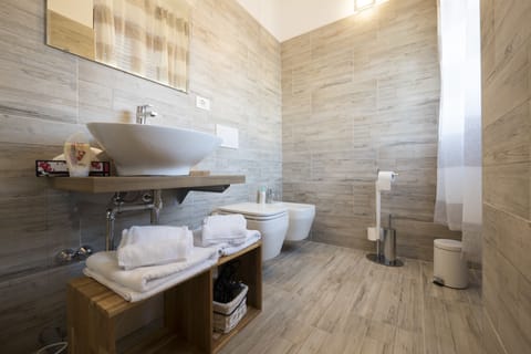 Exclusive Double Room | Bathroom | Shower, rainfall showerhead, bidet, towels