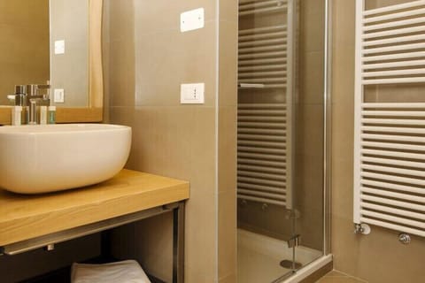 Comfort Apartment | Bathroom | Shower, free toiletries, hair dryer, bidet