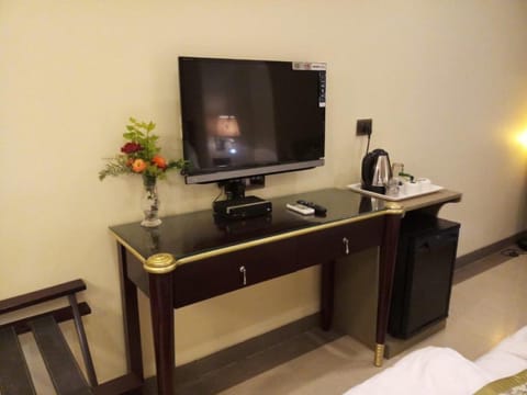 1 bedroom, premium bedding, in-room safe, desk