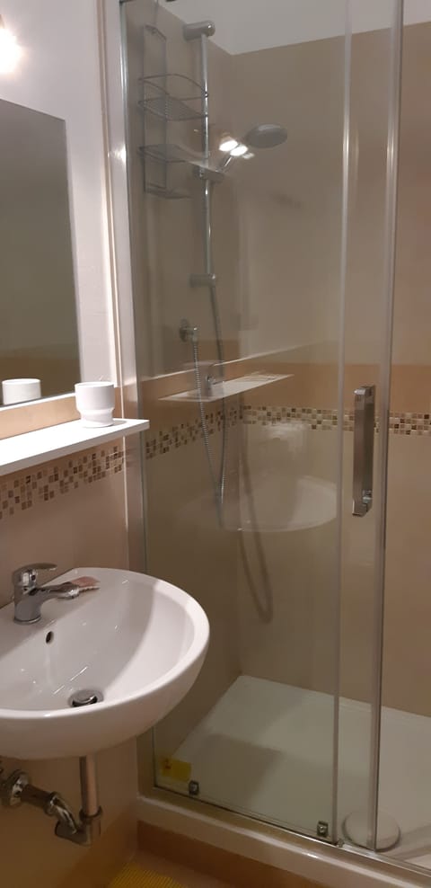 Deluxe Double or Twin Room, Balcony | Bathroom | Shower, rainfall showerhead, towels