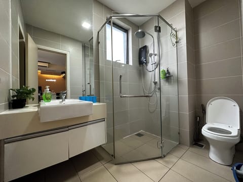 Apartment, 2 Bedrooms | Bathroom | Shower, rainfall showerhead, free toiletries, hair dryer