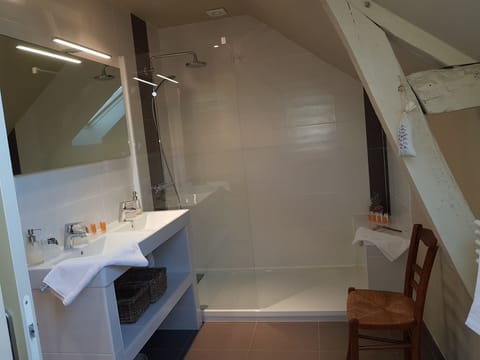 Room | Bathroom | Shower, free toiletries, hair dryer, towels