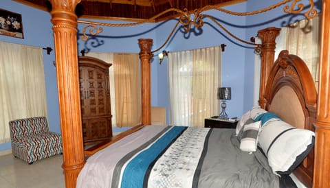 Luxury Studio Suite, 1 King Bed, Non Smoking | Premium bedding, individually decorated, individually furnished