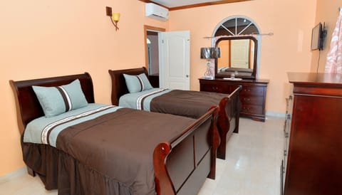 Deluxe Double Room, 2 Twin Beds, Non Smoking | Premium bedding, individually decorated, individually furnished