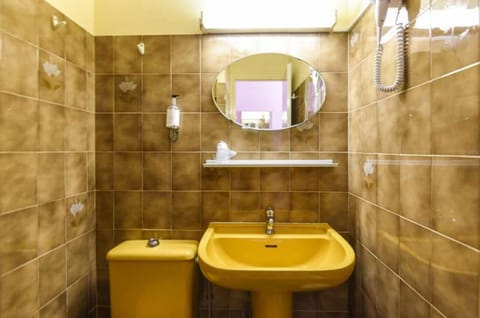 Standard Double Room (Nord Douche) | Bathroom | Deep soaking tub, rainfall showerhead, free toiletries, hair dryer