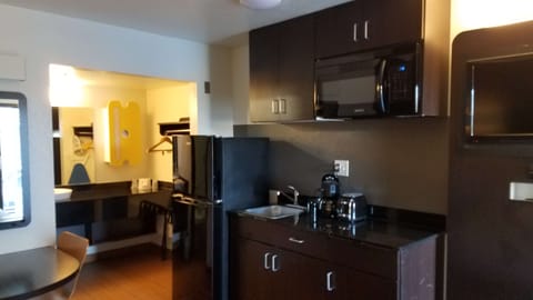 Standard Room, 1 King Bed, Non Smoking, Kitchenette | Room amenity