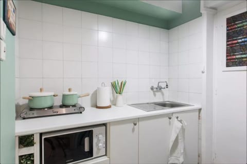 Traditional Studio Suite, Non Smoking, City View | Private kitchen | Fridge, microwave, stovetop, espresso maker