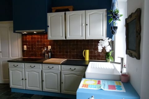 Full-size fridge, microwave, stovetop, dishwasher