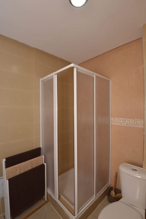 Comfort Apartment (2) | Bathroom | Shower, towels