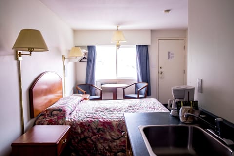 Queen Room with Kitchenette Non Pet Friendly | Desk, free WiFi
