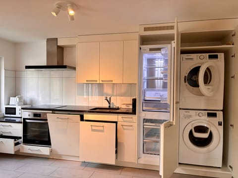 Economy Apartment, 2 Bedrooms, Kitchen | Private kitchen | Full-size fridge, microwave, oven, stovetop