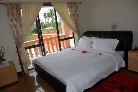 Deluxe Room, 1 King Bed, Non Smoking, Ensuite | 1 bedroom, in-room safe, desk, iron/ironing board