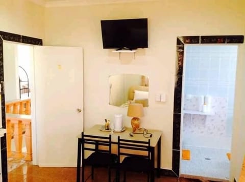 Deluxe Room, 1 King Bed, Non Smoking, Ensuite | 1 bedroom, in-room safe, desk, iron/ironing board