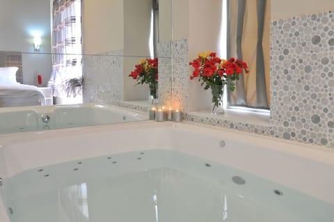 Family Suite | Jetted tub
