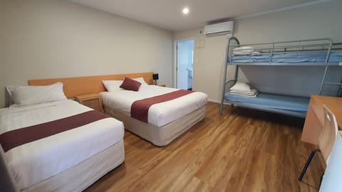 Quadruple Studio | Desk, iron/ironing board, free WiFi, bed sheets