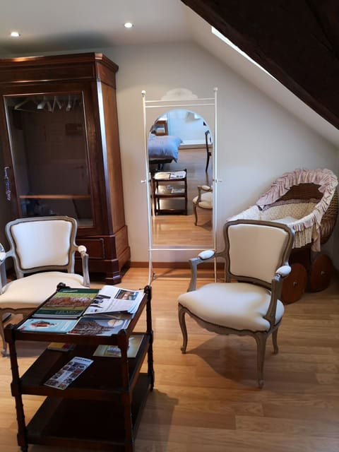 Comfort Room, 1 King Bed, Garden View | Minibar, free WiFi, bed sheets